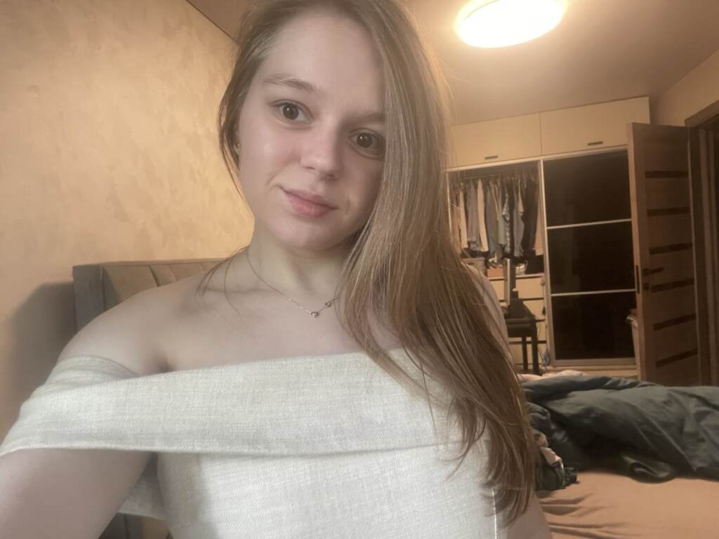 Дівчина усміхається
