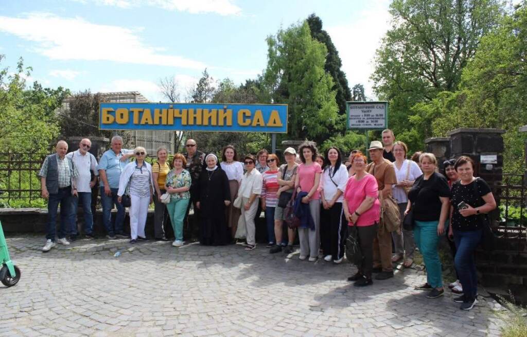 люди біля ботанічного саду