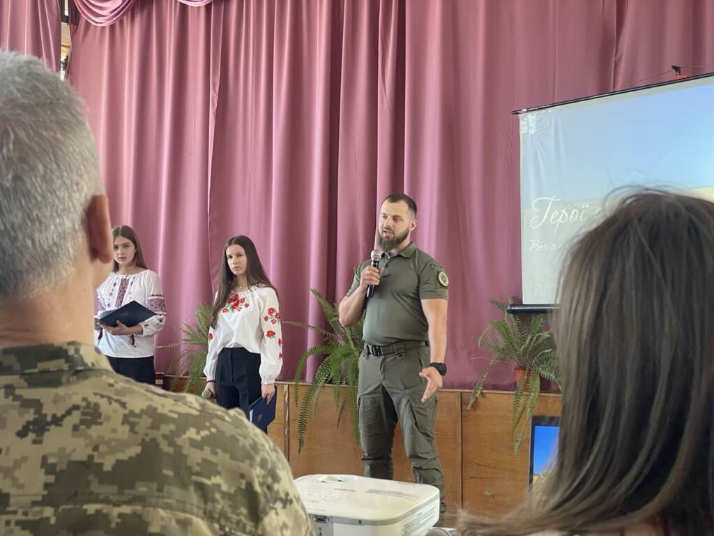Друг воїна розповідає щось
